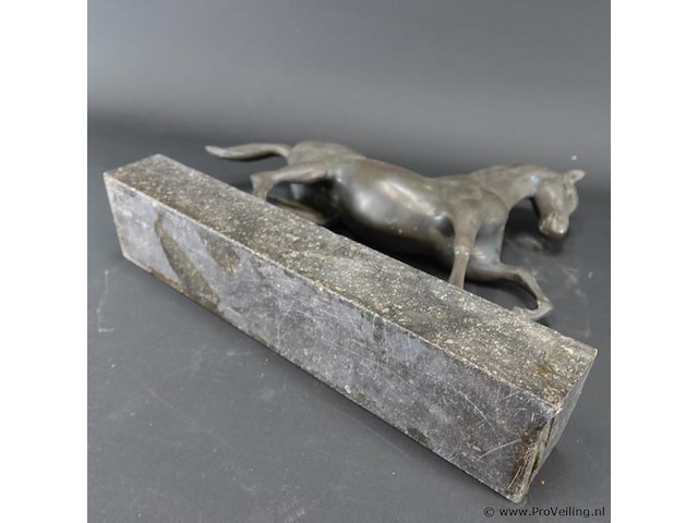 Groot faux bronzen paard op marmeren basement - afbeelding 5 van  5