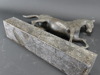 Groot faux bronzen paard op marmeren basement - afbeelding 5 van  5