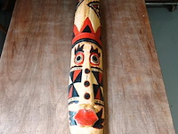 Groot, handgesneden en handbeschilderd houten wandmasker in traditionele tribale stijl - afbeelding 1 van  5