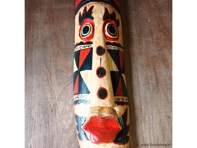 Groot, handgesneden en handbeschilderd houten wandmasker in traditionele tribale stijl - afbeelding 4 van  5