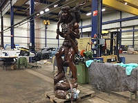 Groot handgesneden houten beeld