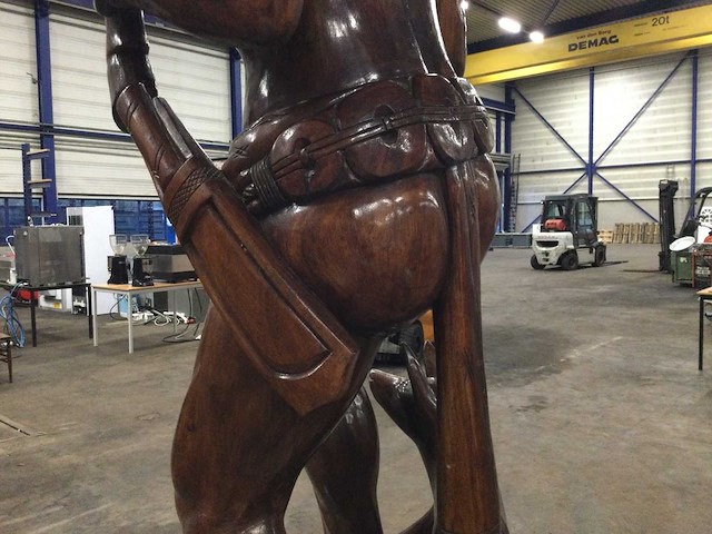 Groot handgesneden houten beeld - afbeelding 5 van  8