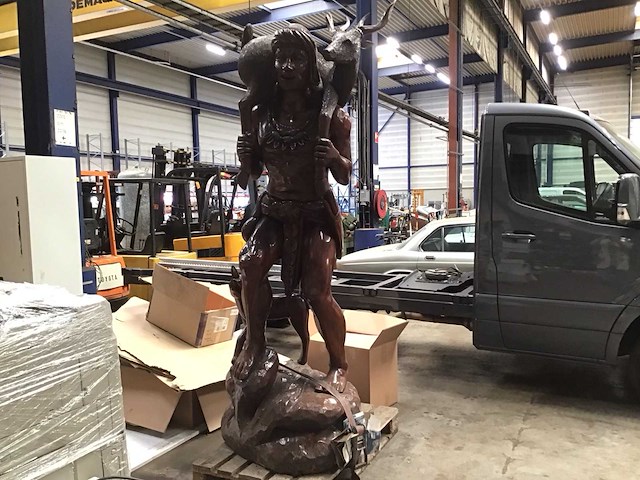 Groot handgesneden houten beeld - afbeelding 1 van  10