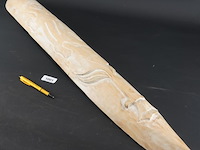 Groot in hout gesneden masker