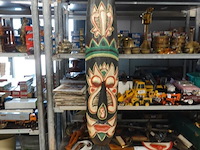Groot in hout gesneden masker