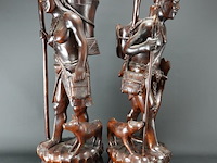 Groot in mahoniehout gesneden indisch paar - afbeelding 3 van  5