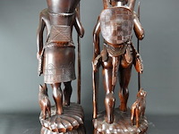 Groot in mahoniehout gesneden indisch paar - afbeelding 4 van  5