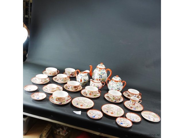 Groot oosters porseleinen theeservies - afbeelding 1 van  5