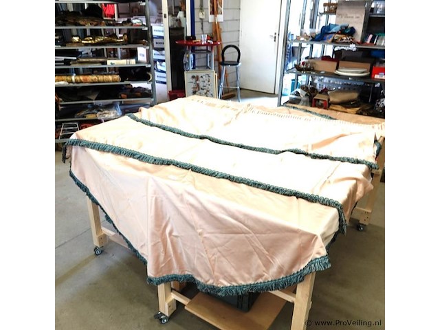 Groot rond satijnen?. tafelkleed met zijstukken - afbeelding 1 van  5