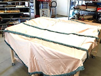 Groot rond satijnen?. tafelkleed met zijstukken - afbeelding 1 van  5