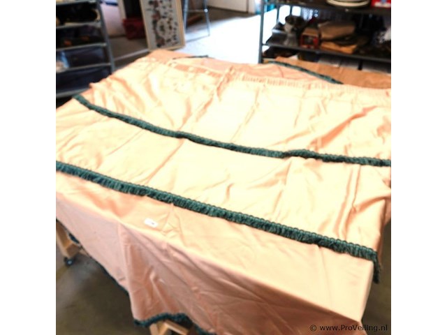 Groot rond satijnen?. tafelkleed met zijstukken - afbeelding 2 van  5