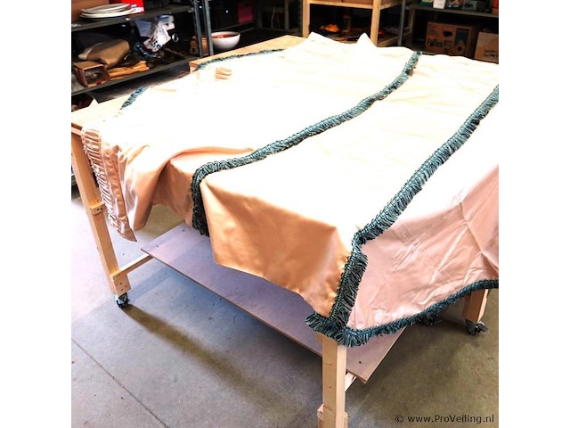 Groot rond satijnen?. tafelkleed met zijstukken - afbeelding 3 van  5