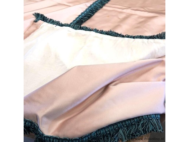 Groot rond satijnen?. tafelkleed met zijstukken - afbeelding 4 van  5