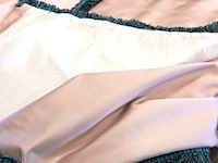 Groot rond satijnen?. tafelkleed met zijstukken - afbeelding 4 van  5