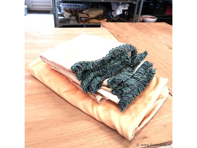 Groot rond satijnen?. tafelkleed met zijstukken - afbeelding 5 van  5