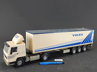 Groot volvo vrachtwagen schaalmodel