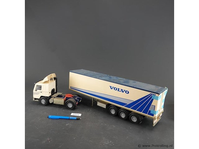 Groot volvo vrachtwagen schaalmodel - afbeelding 4 van  5