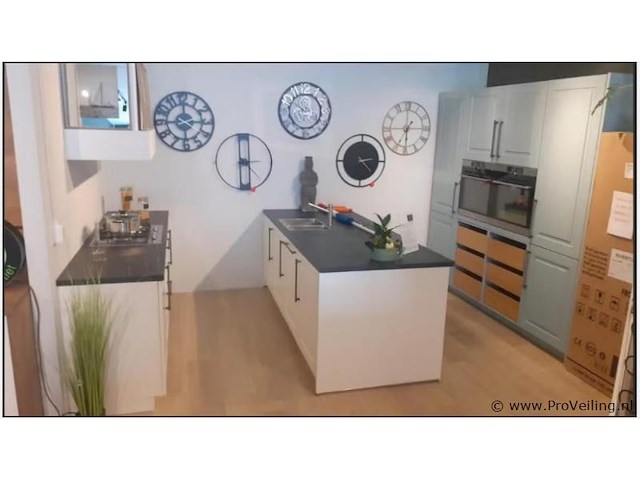 Grote 3-delige showroomkeuken – gelakt wit & baby blue - afbeelding 1 van  3