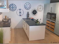 Grote 3-delige showroomkeuken – gelakt wit & baby blue