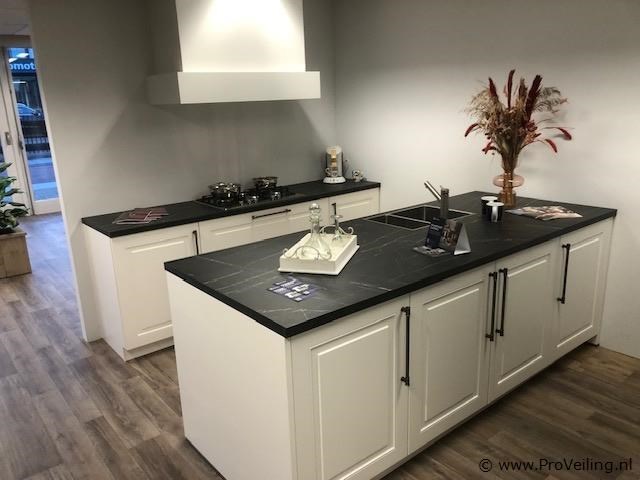 Grote 3-delige showroomkeuken – gelakt wit & baby blue - afbeelding 2 van  3