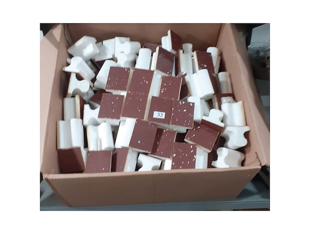 Grote doos 75x75x75 vol schuurpads (d1032) - afbeelding 2 van  3