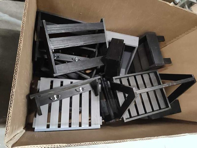 Grote doos met houten, tafels, kapstokken, etc., zwart,/antraciet - afbeelding 1 van  5