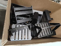 Grote doos met houten, tafels, kapstokken, etc., zwart,/antraciet - afbeelding 1 van  5