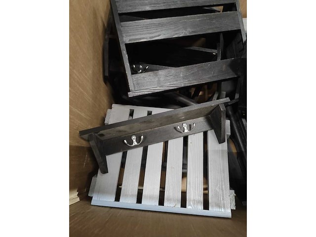 Grote doos met houten, tafels, kapstokken, etc., zwart,/antraciet - afbeelding 2 van  5