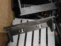 Grote doos met houten, tafels, kapstokken, etc., zwart,/antraciet - afbeelding 2 van  5