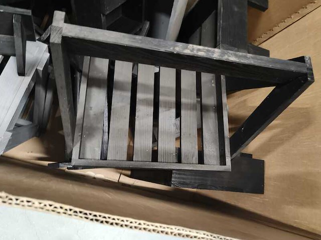 Grote doos met houten, tafels, kapstokken, etc., zwart,/antraciet - afbeelding 3 van  5