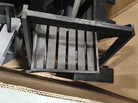 Grote doos met houten, tafels, kapstokken, etc., zwart,/antraciet - afbeelding 3 van  5