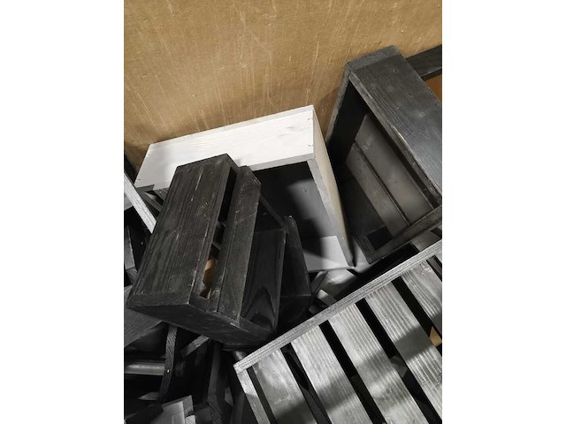 Grote doos met houten, tafels, kapstokken, etc., zwart,/antraciet - afbeelding 4 van  5