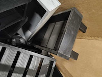 Grote doos met houten, tafels, kapstokken, etc., zwart,/antraciet - afbeelding 5 van  5