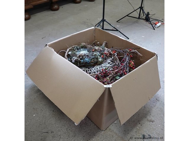 Grote doos met (kerst) decoratie - afbeelding 1 van  5