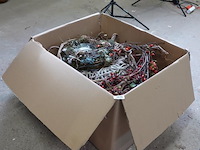 Grote doos met (kerst) decoratie - afbeelding 1 van  5