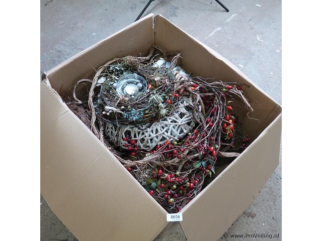 Grote doos met (kerst) decoratie - afbeelding 2 van  5