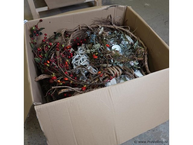 Grote doos met (kerst) decoratie - afbeelding 5 van  5