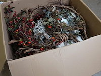 Grote doos met (kerst) decoratie - afbeelding 5 van  5