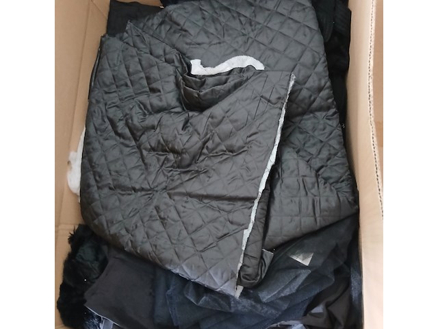 Grote dozen vol gekleurde stoffen - afbeelding 9 van  19