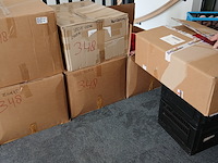 Grote dozen vol gekleurde stoffen - afbeelding 1 van  19