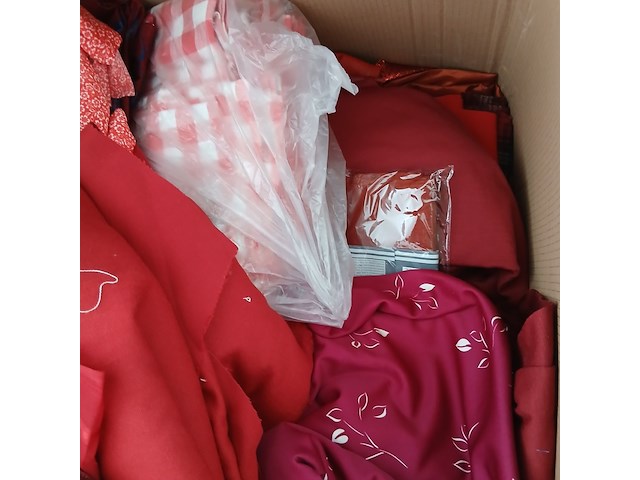 Grote dozen vol gekleurde stoffen - afbeelding 14 van  19