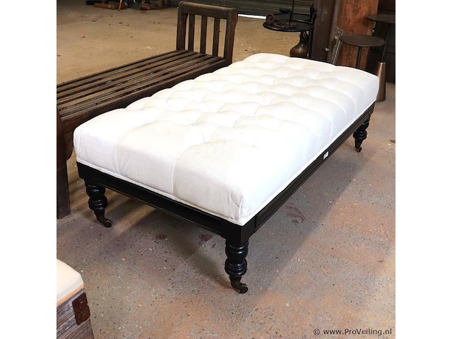 Grote gestoffeerde hocker of voetenbank met een klassieke gecapitonneerde stoffen bovenzijde - afbeelding 1 van  5