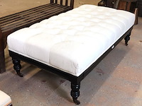 Grote gestoffeerde hocker of voetenbank met een klassieke gecapitonneerde stoffen bovenzijde - afbeelding 1 van  5