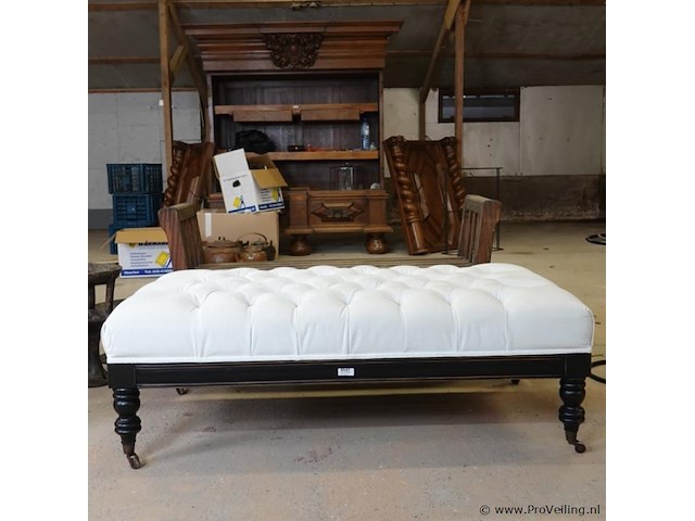 Grote gestoffeerde hocker of voetenbank met een klassieke gecapitonneerde stoffen bovenzijde - afbeelding 2 van  5