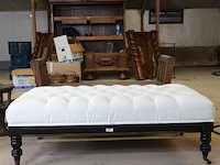 Grote gestoffeerde hocker of voetenbank met een klassieke gecapitonneerde stoffen bovenzijde - afbeelding 2 van  5