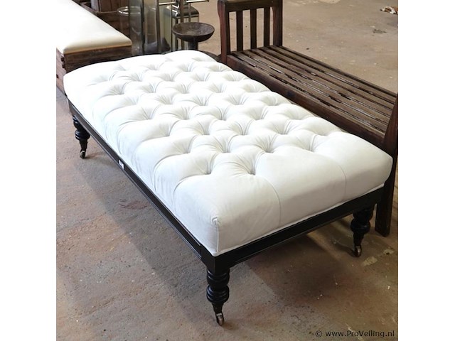 Grote gestoffeerde hocker of voetenbank met een klassieke gecapitonneerde stoffen bovenzijde - afbeelding 3 van  5