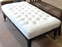 Grote gestoffeerde hocker of voetenbank met een klassieke gecapitonneerde stoffen bovenzijde - afbeelding 3 van  5