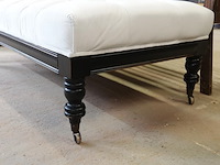 Grote gestoffeerde hocker of voetenbank met een klassieke gecapitonneerde stoffen bovenzijde - afbeelding 4 van  5