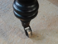 Grote gestoffeerde hocker of voetenbank met een klassieke gecapitonneerde stoffen bovenzijde - afbeelding 5 van  5