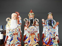 Grote handbeschilderde porseleinen beelden van de chinese geluksgoden fu, lu en shou - afbeelding 2 van  5